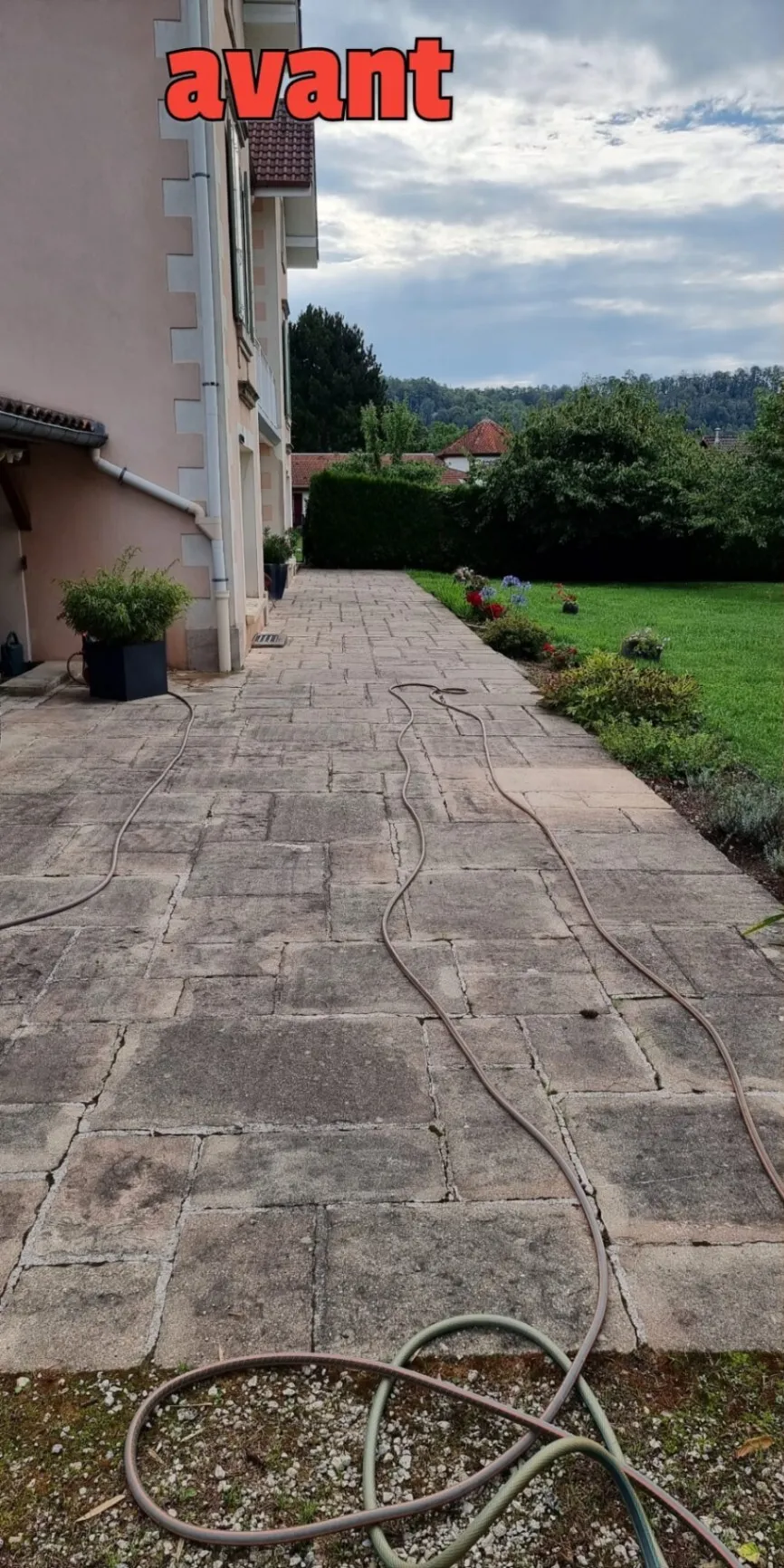 Terrasse en pierre avant après nettoyage par Toiture Winter à Cholet — avant