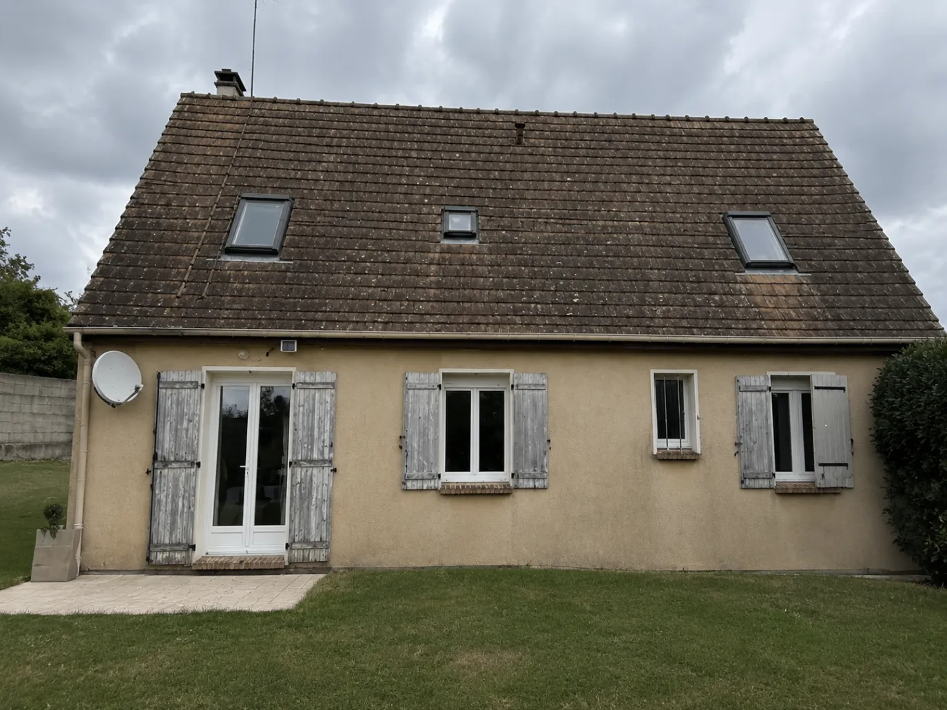 Maison avant après peinture sur tuile avec finition uniforme et durable — avant