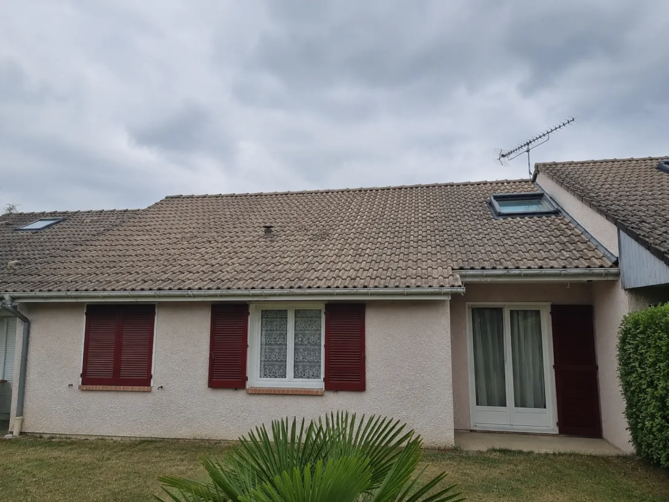 Toiture avant après peinture spéciale tuile à Cholet — avant