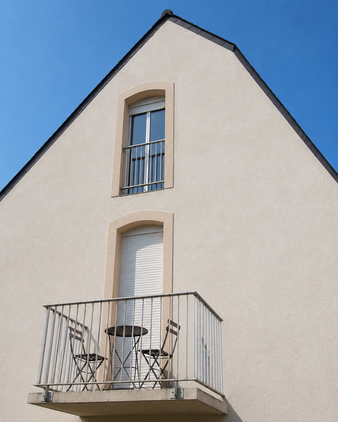 Façade avec balcon avant après ravalement — après