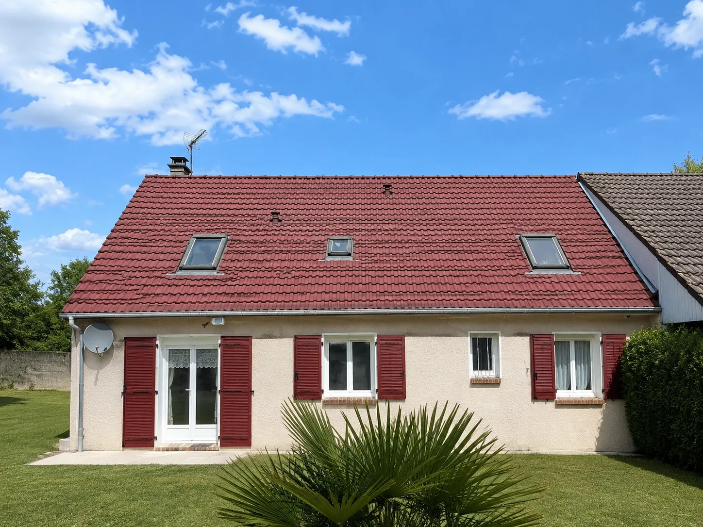 Toiture avant après peinture spéciale tuile à Cholet — après
